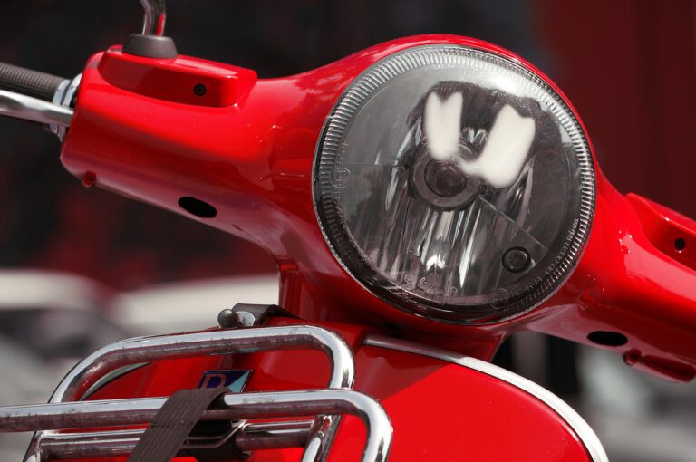 Hoe goedkoop een Vespa-scooter met windscherm kopen